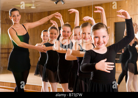 Les jeunes ballerines avec professeur en studio Banque D'Images