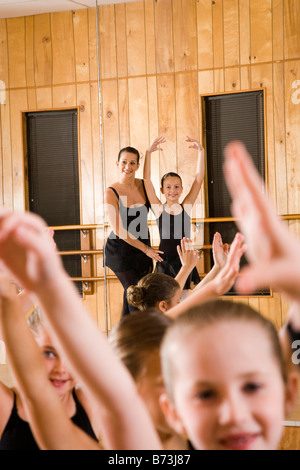 Les jeunes ballerines avec professeur en studio Banque D'Images