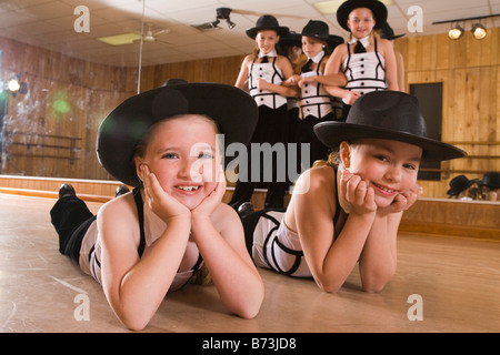 Les filles en costume de poser dans un studio de danse Banque D'Images