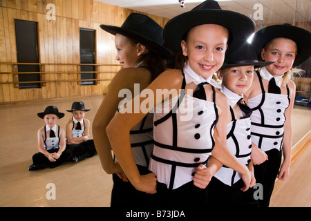 Les filles en costume de poser dans un studio de danse Banque D'Images