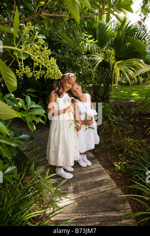 Portrait of cute African flower girls posing, à l'extérieur sur le chemin de la nature Banque D'Images