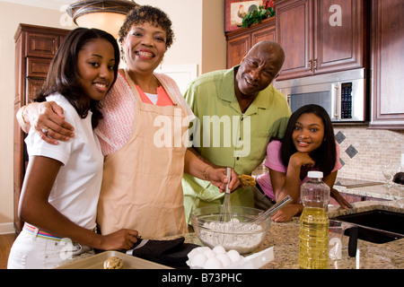 Grand-mère et les adolescentes baking cookies dans la cuisine Banque D'Images