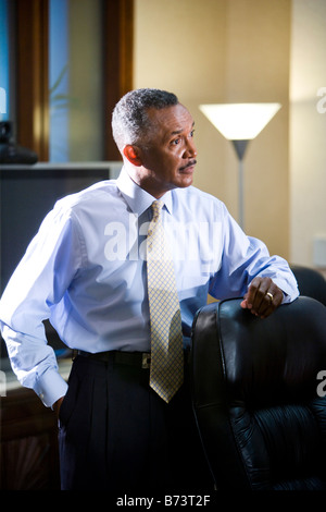Afro-américain d'âge moyen businessman leaning on retour du président Banque D'Images