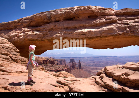 Une petite fille bénéficie d'avis à Mesa Arch dans l'île du ciel district de Canyonlands National Park Utah Banque D'Images