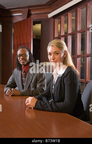 Businesspeople sitting multi-raciale dans la salle autour de la table Banque D'Images