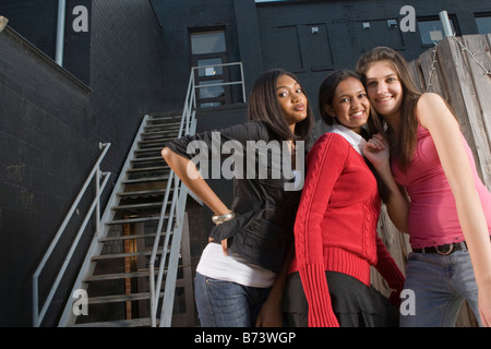 Copines adolescentes multi-raciale sortir ensemble Banque D'Images