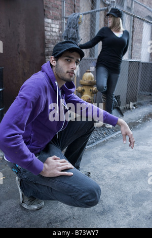 Portrait de la jeunesse urbaine de traîner dans la ruelle à côté du bâtiment Banque D'Images