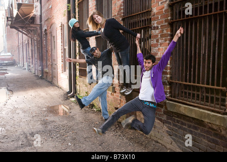 Portrait de la jeunesse urbaine de traîner dans la ruelle s'amusant Banque D'Images