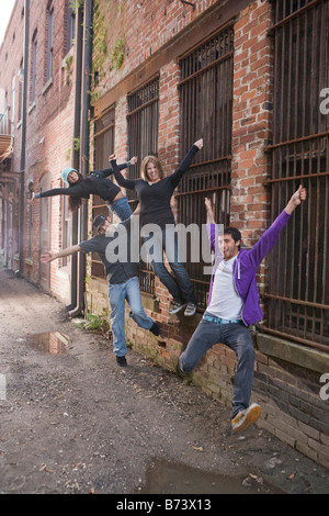 Portrait de la jeunesse urbaine de traîner dans la ruelle s'amusant Banque D'Images