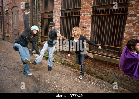 Les jeunes des villes de traîner dans la ruelle s'amusant Banque D'Images