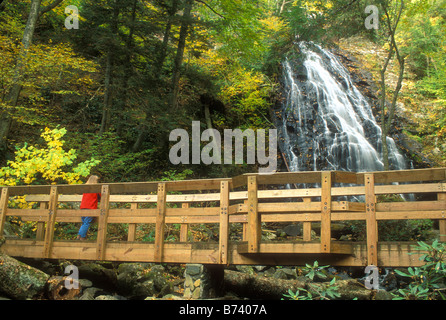 Randonneur sur Trail Bridge, Crabtree Falls, Crabtree Meadows, Blue Ridge Parkway, North Carolina, USA Banque D'Images