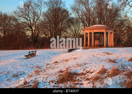 Le monument d'Inglis dans les North Downs près de Reigate Hill dans la neige Banque D'Images