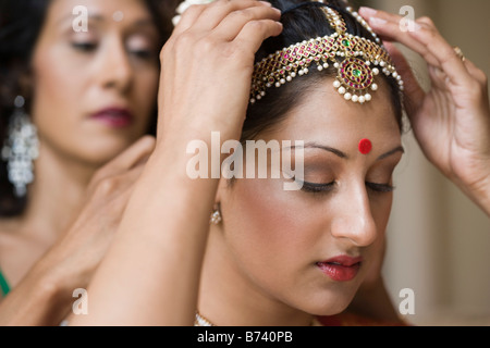 Portrait de jeune femme indienne portant casque et sari traditionnel Banque D'Images