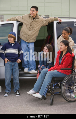 Multi-ethnic friends en minibus avec girl in wheelchair Banque D'Images