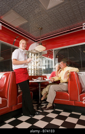 Waitress de couple assis à dîner à l'ancienne Banque D'Images