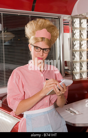 Serveuse dans un style années 1950 et uniforme afin de diner en coiffure Banque D'Images