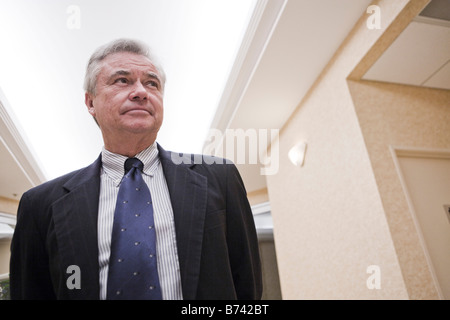 Businessman standing in office, low angle view Banque D'Images
