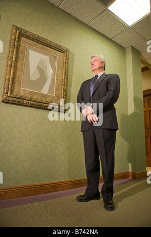 Comité permanent du Conseil exécutif d'affaires avec confiance dans office, low angle view Banque D'Images