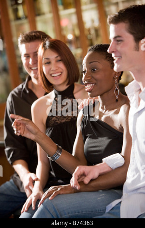 Jeune femme afro-américaine avec des amis Banque D'Images