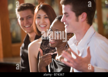 Jeune femme afro-américaine avec des amis Banque D'Images