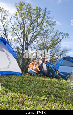Père et fils enjoying camping trip in park Banque D'Images