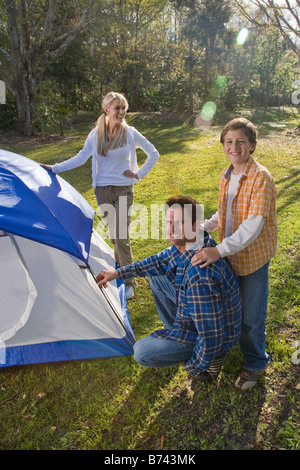 Jeune famille heureuse tente de tangage dans park, high angle view Banque D'Images