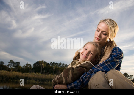 Close-up of mother embracing daughter at Dusk Banque D'Images