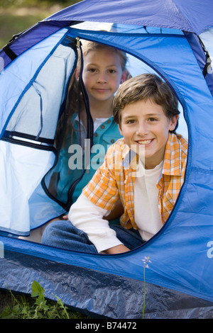 Enfants jouant dans la tente Banque D'Images