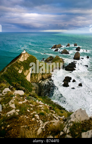 Nouvelle Zélande, île du Sud, le Nugget Point, Catlins, phare. Le coucher du soleil. Banque D'Images