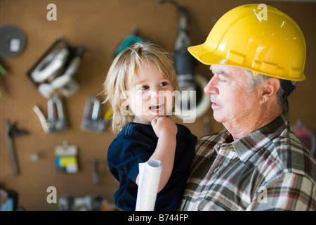 Fier grand-père petit-fils holding en atelier Banque D'Images