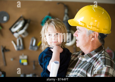 Fier grand-père petit-fils holding en atelier Banque D'Images