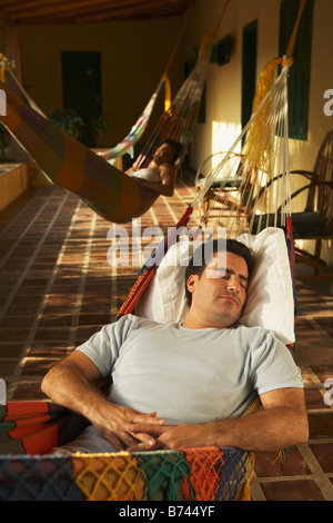 Man laying in hammock Banque D'Images