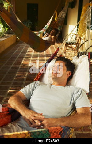 Man laying in hammock Banque D'Images