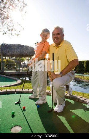 Portrait de famille jouer au golf au terrain de golf Banque D'Images