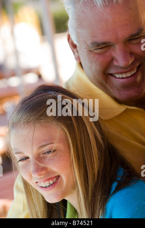 Portrait de père et fille smiling outdoors Banque D'Images