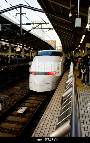 Un train Shinkansen Série 300 à la gare de Tokyo, Japon. Banque D'Images