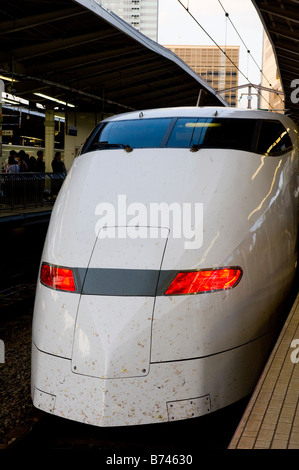 Un train Shinkansen Série 300 à la gare de Tokyo, Japon. Banque D'Images