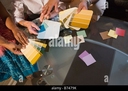 Portrait de trois femmes multi-ethnique l'examen des échantillons de couleur Banque D'Images