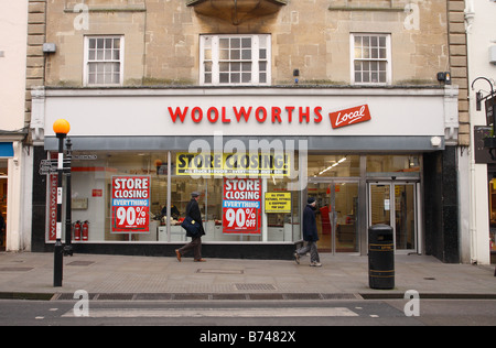 Fermé boutique détail magasin Woolworths vide une semaine après la clôture sur la rue principale de Wells Somerset Janvier 2009 Banque D'Images