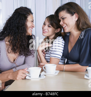 Multi-générations les femmes de boire du café Banque D'Images