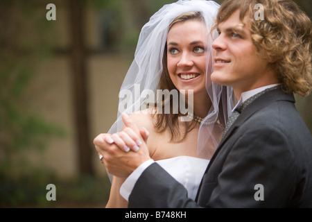 Happy young couple dancing on jour de mariage Banque D'Images