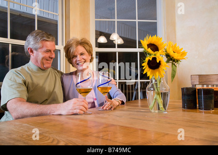 Middle-aged couple eating Chinese emporter ensemble dans la salle à manger Banque D'Images