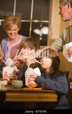 Family eating Chinese takeout pour dîner à la maison Banque D'Images