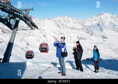 Famille à la station de montagne sur Schaufeljoch haut de glacier de Stubai dans le Tyrol, Autriche, 3165 mètres au-dessus du niveau de la mer Banque D'Images