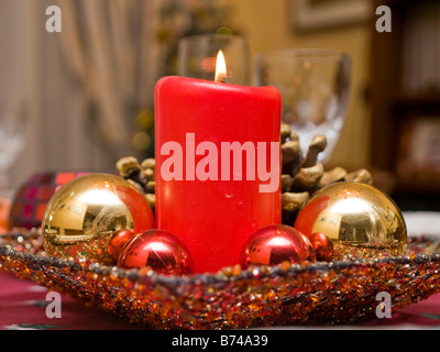 Bougie rouge et boules en décoration de Noël pour le dîner Banque D'Images