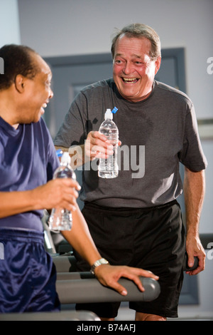 Portrait de senior hommes multi-raciale à l'eau potable de sport santé Banque D'Images