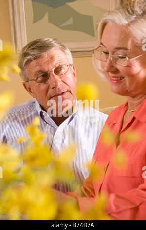 Close-up of senior man à la tendresse à sa femme Banque D'Images