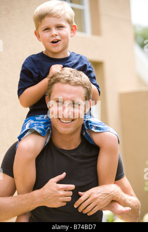 Father carrying son on shoulders Banque D'Images