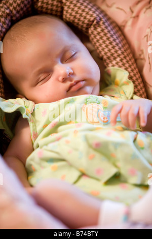 Close-up of baby sleeping in car seat Banque D'Images