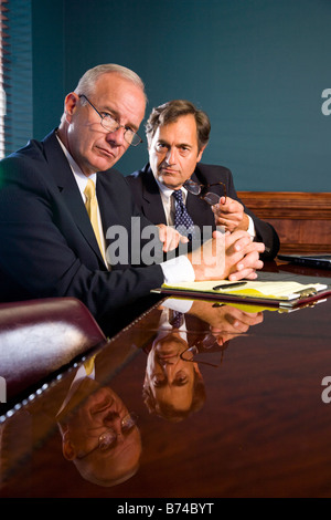 Deux dirigeants de sociétés qui travaillent ensemble à la salle de conférence tableau Banque D'Images